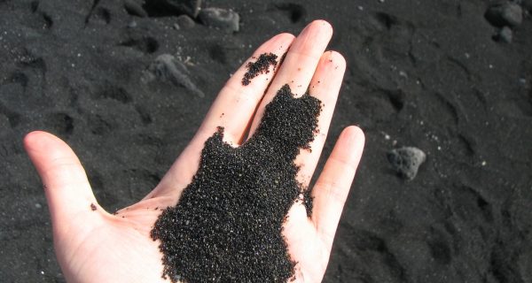 Вулканический черный песок, Фото lifeglobe.net