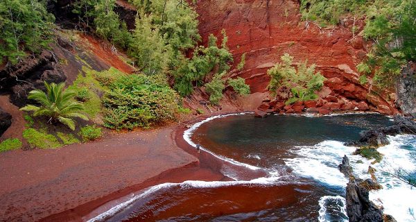 Пляж с красным песком на Гавайях - Kaihalulu, Фото eco-turizm.net