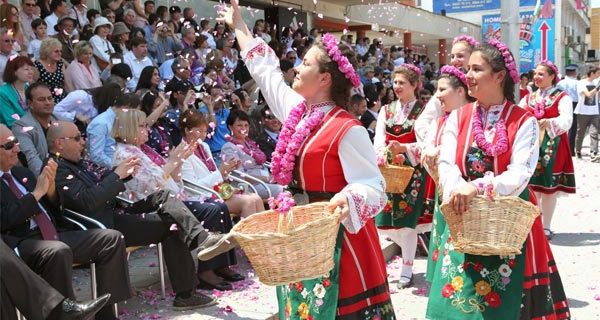 Участники праздничного шествия в Казанлыке