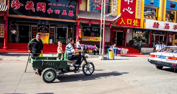 Центральная улица в Урумчи в летний день 