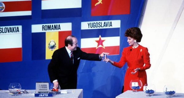 Софья Лорен помогает Сеппу Блаттеру вничью в декабре 1989 года. Фото: GettyImages